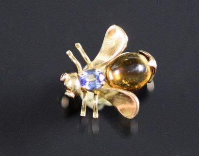 null Pin's en or jaune 18K (750°/°°) figurant une abeille, le corps composé d'un...