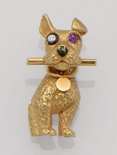 CARTIER Broche en or jaune 18K (750°/°°) figurant un chien avec un oeil au beurre...