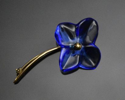 BACCARAT Broche «Fleur» en cristal bleu, la tige en or jaune 18K (750°/°°), signée
Poids...