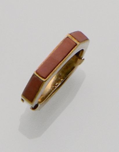 null Bague en or jaune 18K (750°/°°) de forme géométrique facettée agrémentée de...