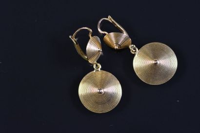 null Paire de pendants d'oreilles chacun orné de deux cônes superposés en or jaune...