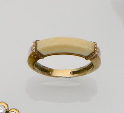 null Bague en or jaune 18K (750°/°°) centrée d'une plaque d'os
TDD 49 - Poids brut...