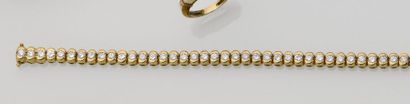 null Bracelet ligne en or jaune 18K (750°/°°), centré d'une ligne de diamants taille...
