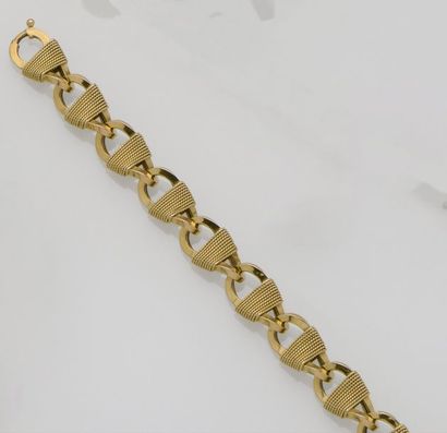 null Bracelet gourmette à maillons torsadés et ajourés en or jaune 18K (750°/°°)...
