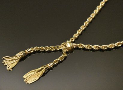 null Collier en or jaune 18K (750°/°°) à maille tressée, il retient au centre deux...