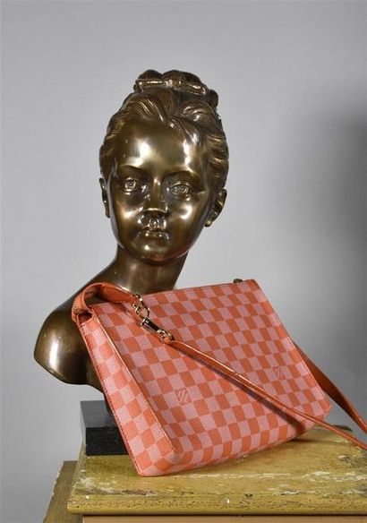 LOUIS VUITTON Pochette en toile damier et cuir orange, fermeture à glissière, anse...