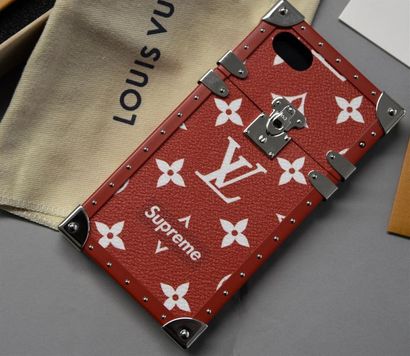 Louis VUITTON X SUPREME Mini malle, coque pour iphone 7 imprimée du monogram en rouge,...