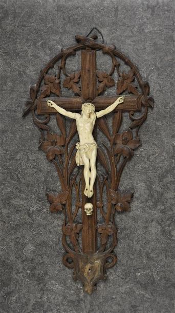 null Christ vivant en ivoire sculpté, le perozionum noué, fixé par des clous en métal...