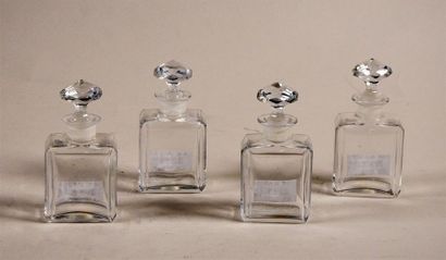 null BACCARAT Lot de quatre petits flacons en cristal, chacun avec l'étiquette Baccarat...