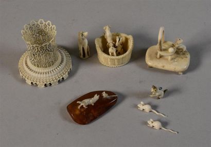 null Lot de huit petits objets en ivoire : un socle ajouré, un chien assis, trois...