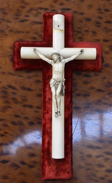 null Christ expirant en ivoire sculpté, le périzonium retenu par une cordelette,...