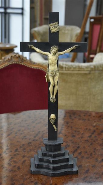 null Christ vivant en ivoire sculpté, le perizonium noué, fixé par des clous en métal...