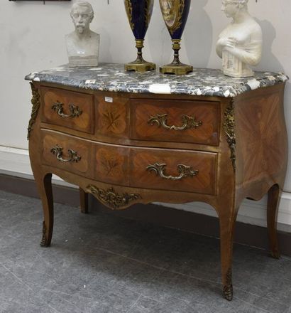 null Commode sauteuse de style Louis XV, elle ouvre à trois tiroirs en façade, pans...