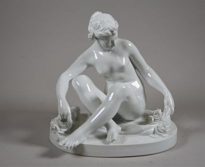 null D'après Etienne-Maurice FALCONET (1716-1791) Flore Figure en biscuit émaillé...