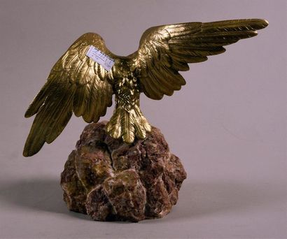 null Figure d'un aigle aux ailes déployées en bronze doré sur un éperon en granit,...