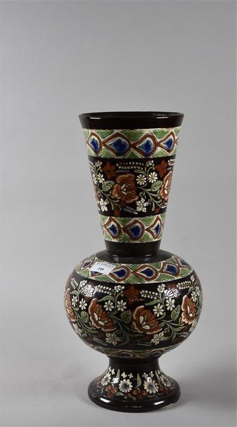 null THOUNE Grand vase balustre en faïence à décor floral sur fond brun H. 38 cm