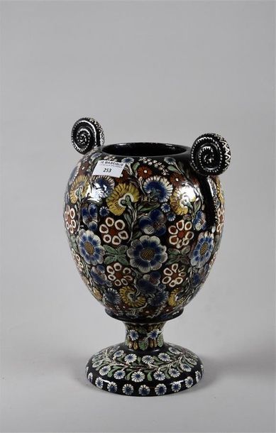 null THOUNE Vase balustre à riche décor floral sur fond brun, les anses à enroulement...