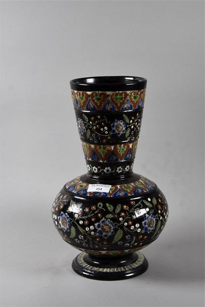 null THOUNE Vase balustre en faïence à décor floral sur fond brun H. 31 cm