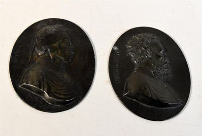 null Lot de deux médaillons en métal patiné, représentant Dante et Michelangelo H....