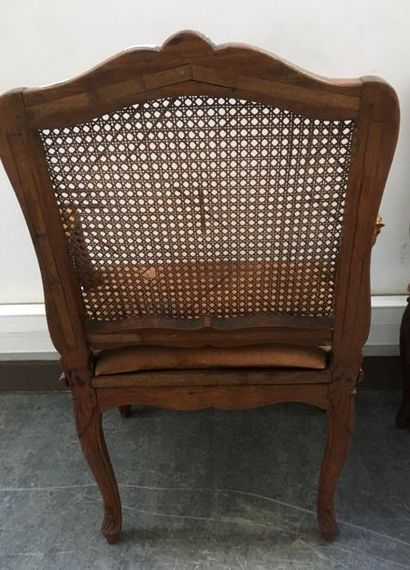 null Lot de deux fauteuils cannés: - un large fauteuil à fond de canne en hêtre mouluré...