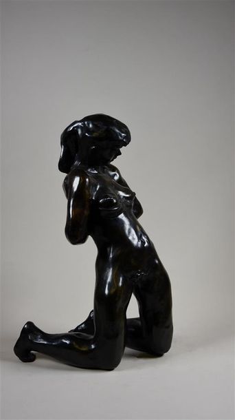 null Louis TAMAIN (XXe-XXI siècle)
Jeune femme se déshabillant
Bronze à patine noire,...