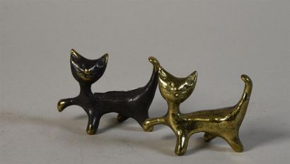 null Deux presses livre en bronze représentant un chat à l'arrêt, l'un à patine dorée...