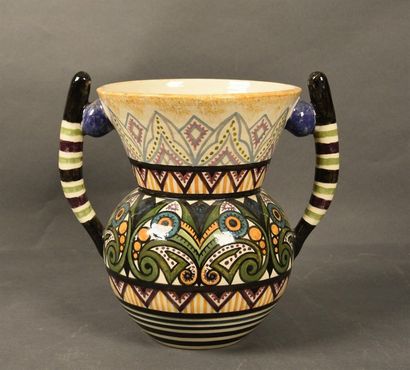 null Paul FOUILLEN (1899-1958) Quimper Vase bulbe à deux anses en faïence à décor...