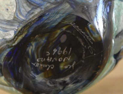 null Jean-Claude NOVARO (1943-2015) Vase en verre peint pressé et moulé à décor de...