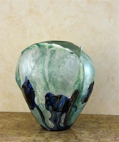 null Jean-Claude NOVARO (1943-2015) Vase en verre peint pressé et moulé à décor de...