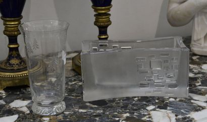 null DAUM France Jardinière en verre pressé moulé à décor géométrique et un vase...