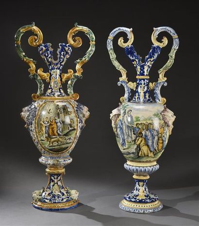 null Deux importants vases en faïence, de forme balustre sur piédouche à deux anses,...