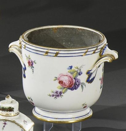 null SEVRES, XVIIIe siècle Rafraîchissoir à verre en porcelaine à décor de jetés...