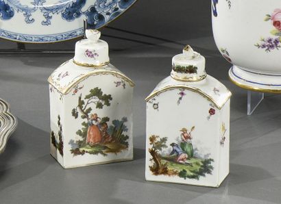 null ALLEMAGNE, Fürstemberg Paire de boîtes à thé en porcelaine à décor polychrome...