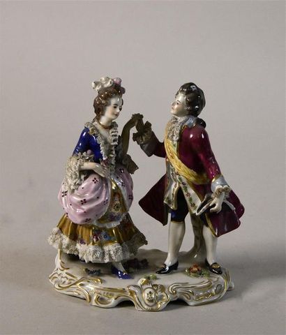 null SAXE Couple d'élégants en porcelaine polychrome Dans le goût du XVIIIe siècle...