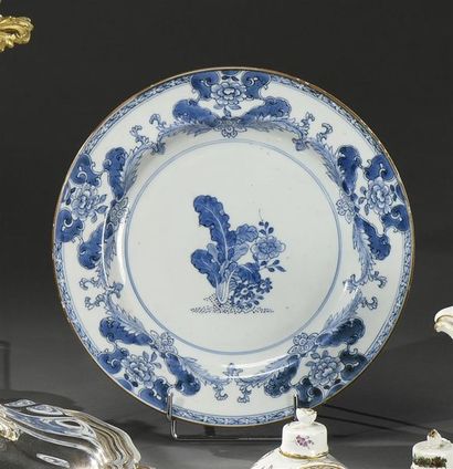 null COMPAGNIE DES INDES, XVIIIe siècle Assiette en porcelaine à décor floral en...