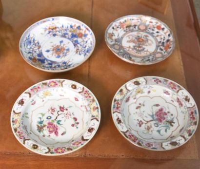 null COMPAGNIE DES INDES, XIXe siècle Paire d'assiettes creuses en porcelaine émaillée...