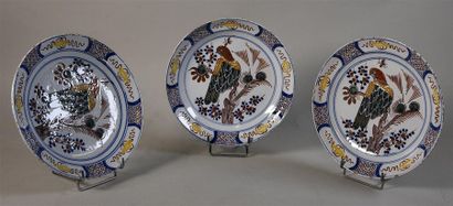 null DELFT, XIXe siècle Trois assiettes en faïence à décor d'un oiseau signées AK...