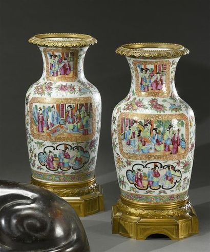 null CHINE, Canton - XIXe siècle Paire de vases en porcelaine polychrome à décor...