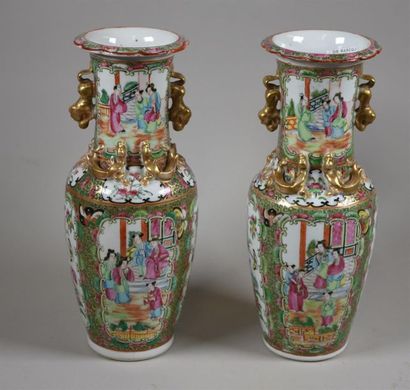 null CANTON Paire de vases en porcelaine, à décor polychrome et or de fleurs, rinceaux,...