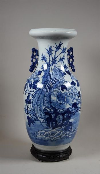 null CHINE Vase en porcelaine à deux anses ajourées, à décor en blanc et bleu d'un...