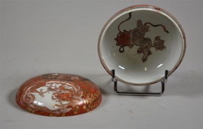null CHINE, XXe siècle Petite bonbonnière en porcelaine à décor rouge, orange et...