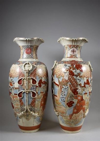 null JAPON Paire de vases en faïence de Satsuma à décor polychrome et or de guerriers...