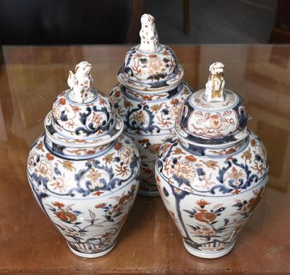 null JAPON Suite de trois pots couverts balustre en porcelaine, décor Imari et couvercles...