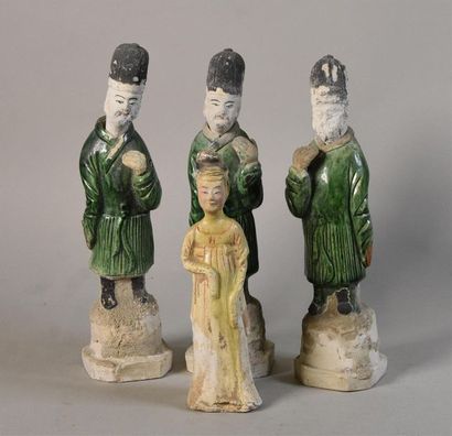 null CHINE - XXe siècle Trois dignitaires debout en terre cuite vernissée de style...