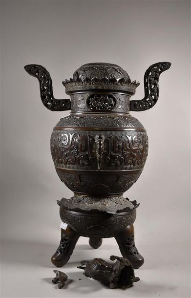 null INDOCHINE, XIXe siècle Brûle-parfum tripode en bronze, la partie supérieure...