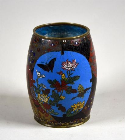 null JAPON, XIXe siècle Petit vase tonneau en bronze et émaux cloisonnés à décor...