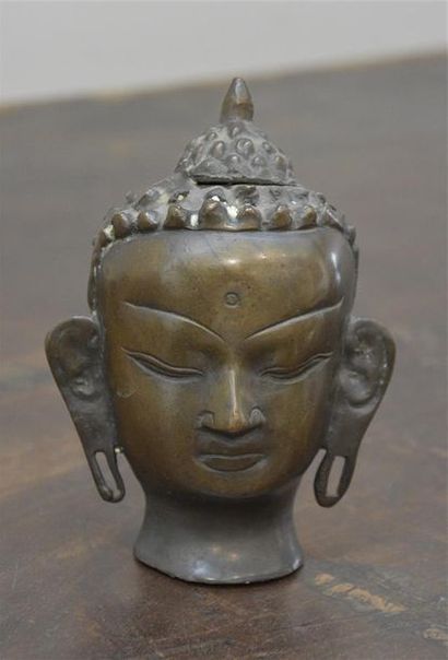 null THAÏLANDE - XIXe siècle Tête de Bouddha en bronze Début du XIXe siècle H. 12,5...