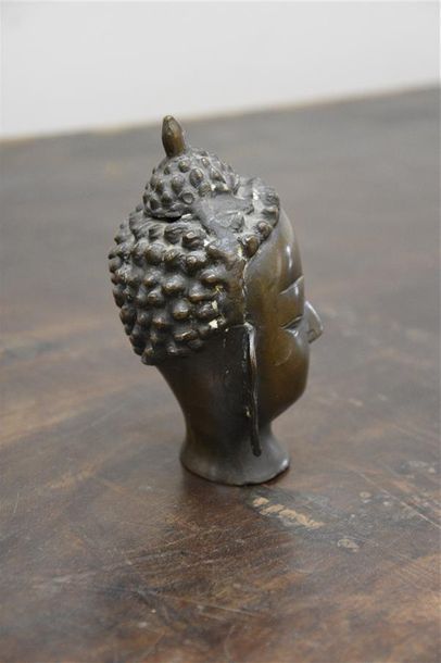 null THAÏLANDE - XIXe siècle Tête de Bouddha en bronze Début du XIXe siècle H. 12,5...