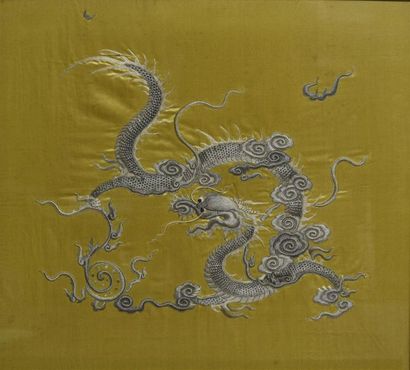 null Deux broderies au dragon formant pendants, Indochine, vers 1930, dragons célestes...