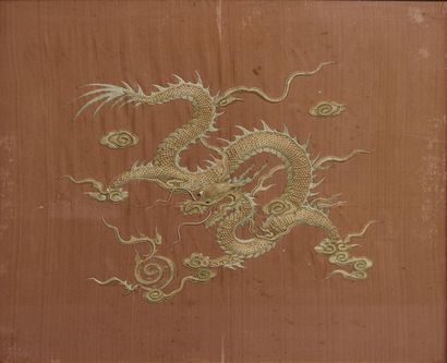 null Deux broderies au dragon formant pendants, Indochine, vers 1930, dragons célestes...